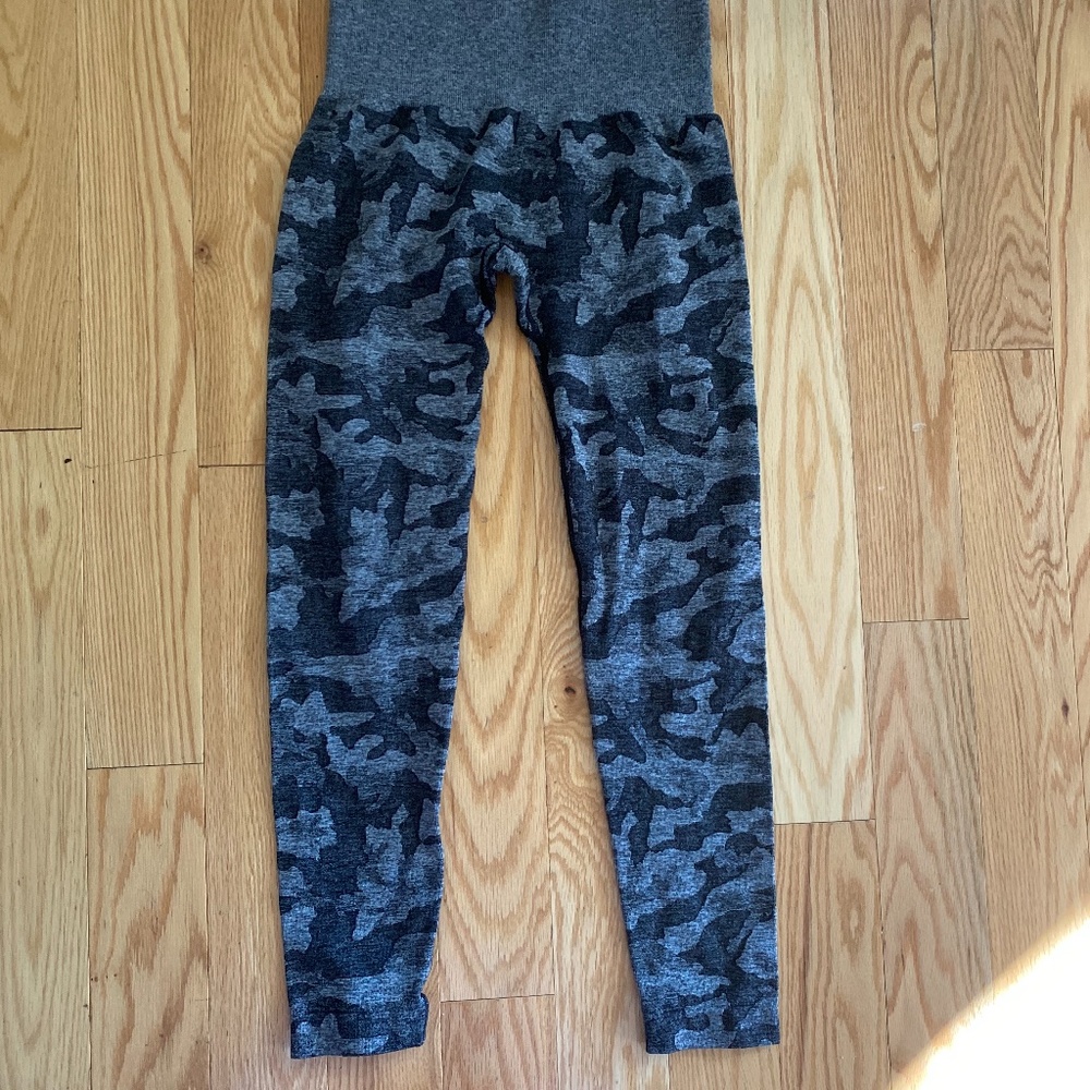 S NVGTN Crop Yoga Pants, gray/black camo